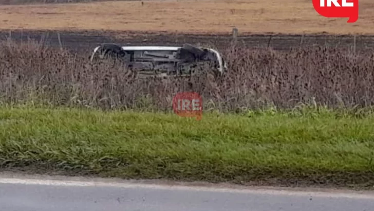 Un matrimonio de San Genaro despistó y volcó en medio de la lluvia en ruta 65