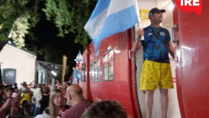 Unidos y llenos de orgullo: Una multitud esperó al Tren Solidario en Oliveros