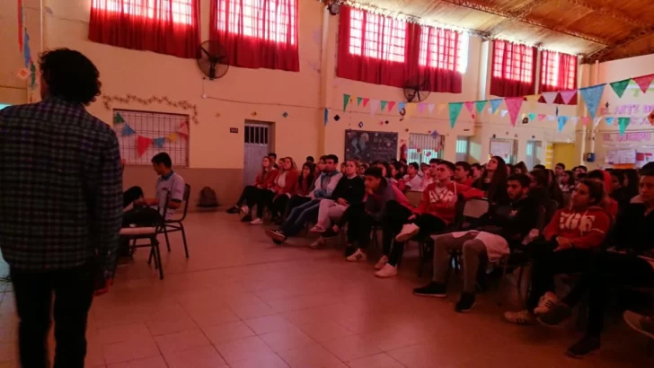 El grupo “No a las cavas” brindó una charla en la escuela 318