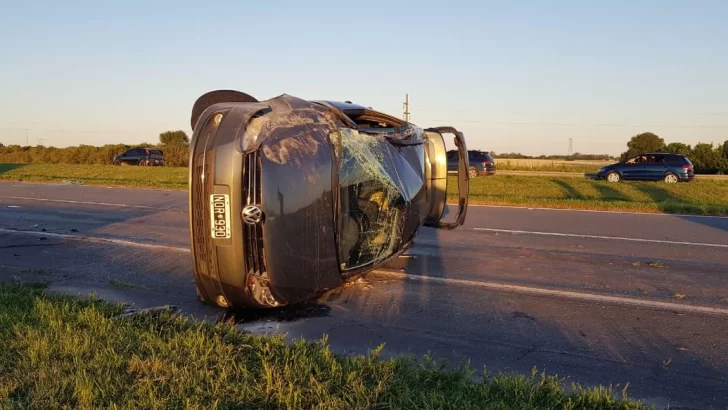 Perdió el control del auto y dio un impresionante vuelco