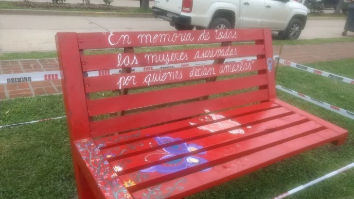 Un banco rojo para sentar conciencia y eliminar la violencia