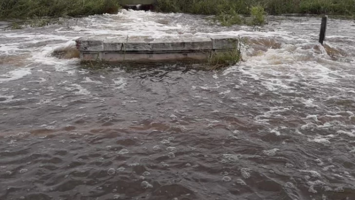 Cuatro familias fueron evacuadas y la ruta permanece cortada