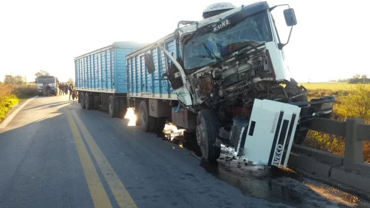 Colisionaron dos camiones camino al puente: Hay demoras