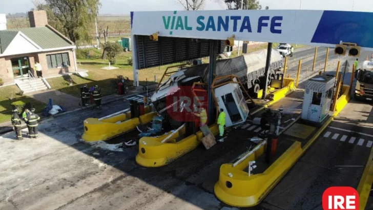 Impresionante: Un camión embistió un utilitario y una cabina de peaje