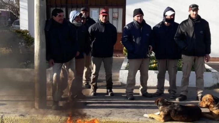 Sigue el paro de trabajadores con quema de gomas en la Comuna