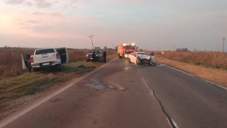 Fortisimo accidente entre una camioneta y un auto en ruta 11
