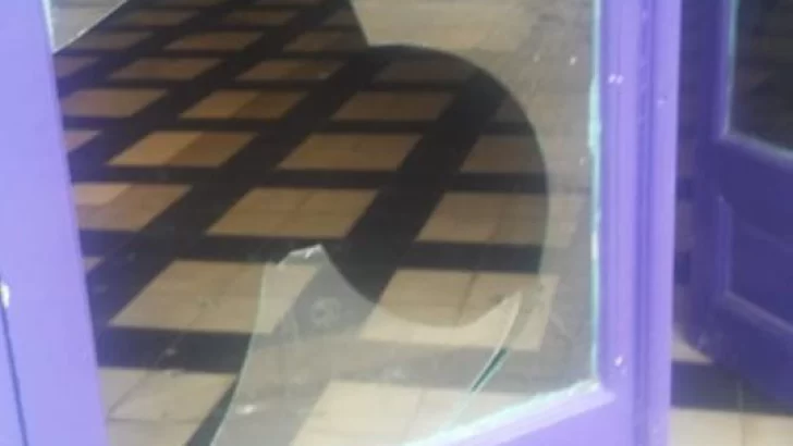 Rompieron los vidrios y robaron un televisor del Centro Cultural