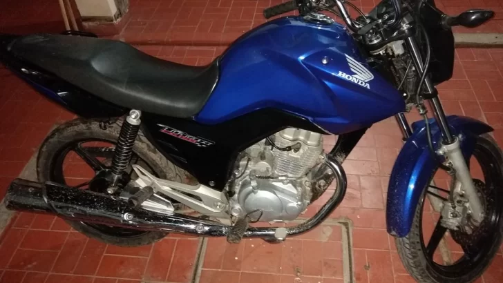 Dos vecinos con heridas leves al chocar una moto y una bicicleta
