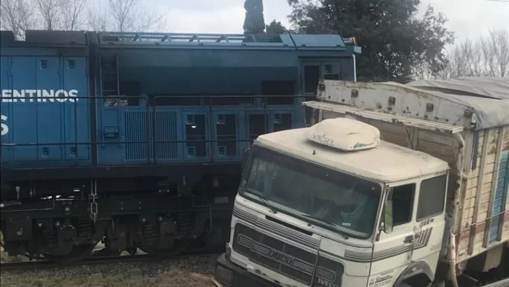 Impresionante accidente entre un tren y un camión sin heridos