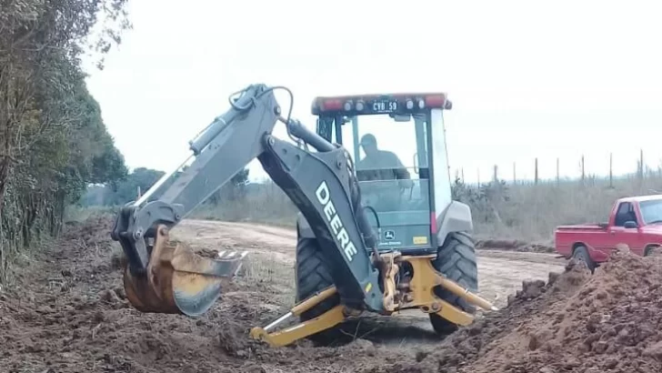 En conjunto Maciel y Puerto Gaboto mejoran caminos rurales
