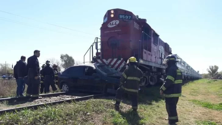 Gran susto: Los embistió un tren y quedaron atrapados en el auto