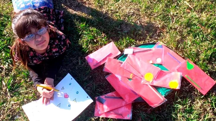 Crearon lápices aromáticos para una niña con disminución visual