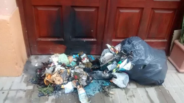 Bloquearon la puerta de la casa del interventor con basura