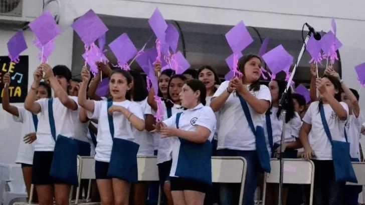 Al ritmo de la música, los niños de la primaria cautivaron a Monje