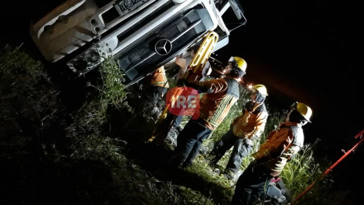 Serodino: Un camionero volcó en Ruta 91 y quedó atrapado