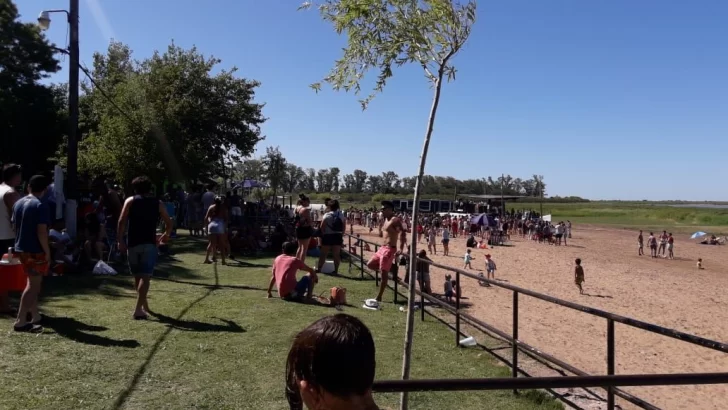 Sin aviso: Lo golpearon mientras esperaba ingresar al baño
