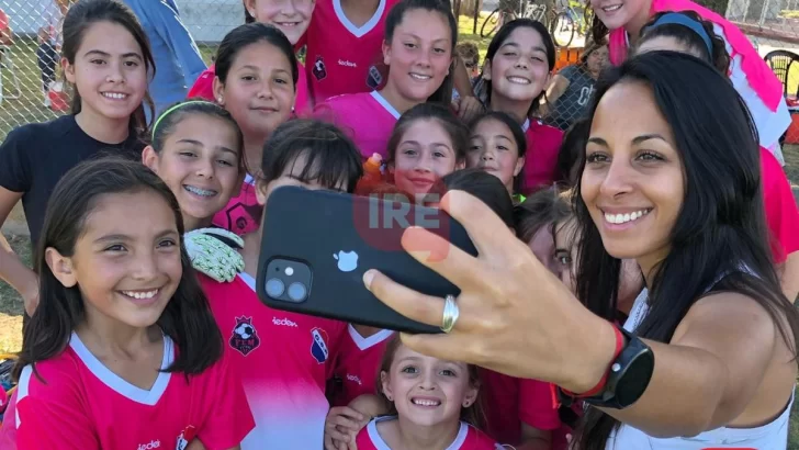 La madrina del equipo de fútbol femenino de Monje sacó su libro