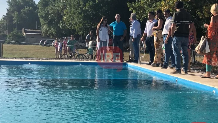 Aldao inauguró su primera pileta pública en el Club Social y Biblioteca