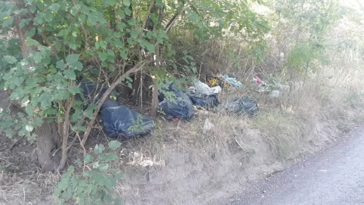 Arrojaron gran cantidad de basura en el nuevo camino a la Ribera