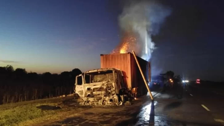 Feroces llamas consumieron un camión en autopista