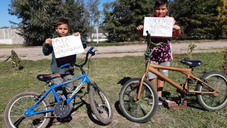 Dos niños venden sus bicicletas para ayudar a los que menos tienen