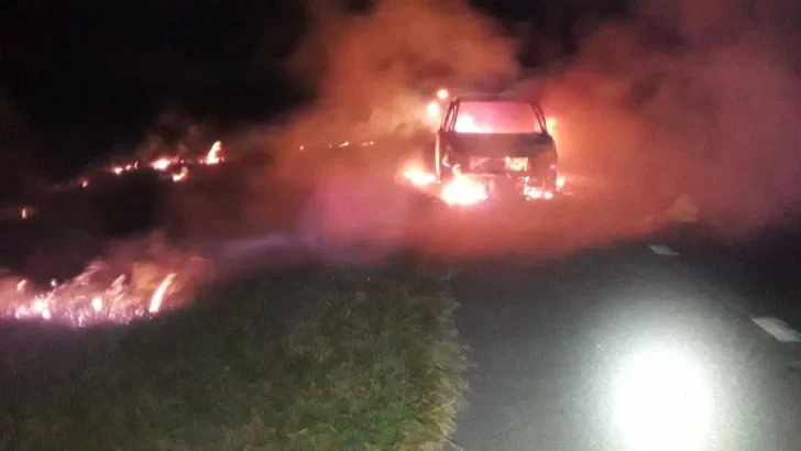 Autopista: El auto de un macielense fue consumido por las llamas