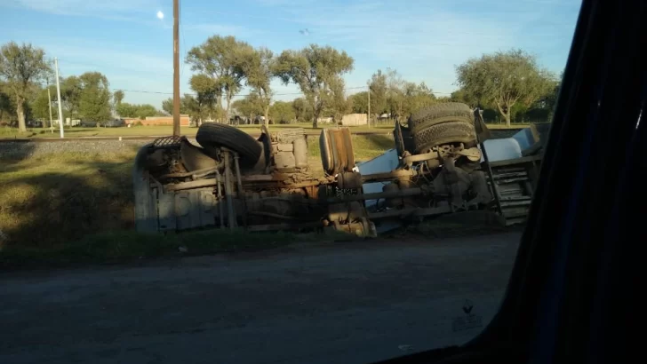 Un camión se abrió paso por la banquina y volcó en la cuneta