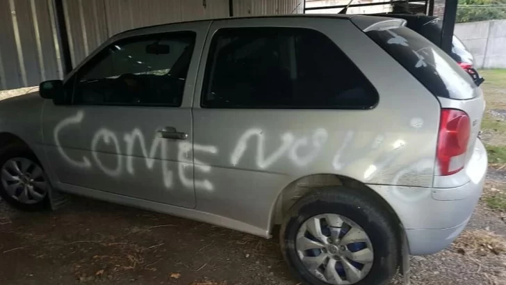 De no creer: El auto de una joven oliverense amaneció escrito con aerosol y rayado