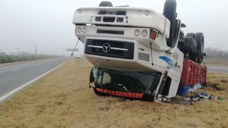 Dos camiones volcaron en medio de la niebla y el humo sobre la autopista