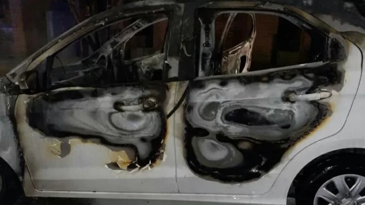 Un auto fue consumido por las llamas en San Lorenzo: pérdidas totales