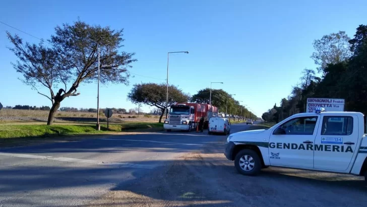 Oliveros corta el paso en ruta 11 y sólo pueden pasar vecinos del pueblo