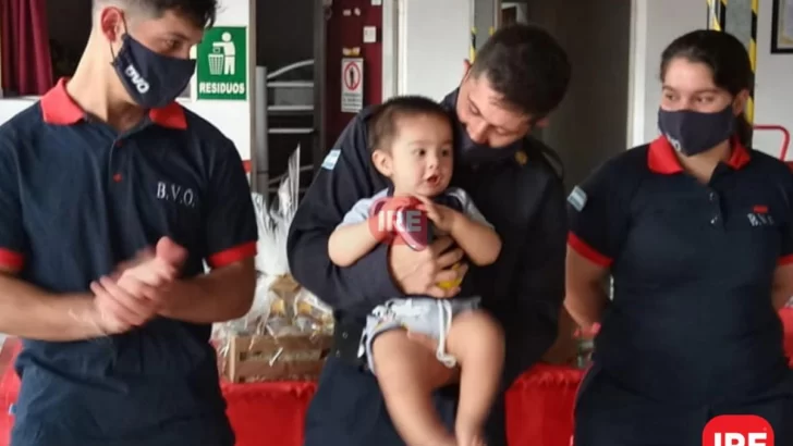 Los bomberos que salvaron a Mateo fueron reconocidos por el cuartel de Oliveros