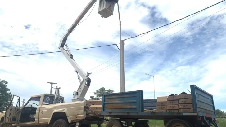 Oliveros comenzó a colocar las luminarias led en la zona del balneario