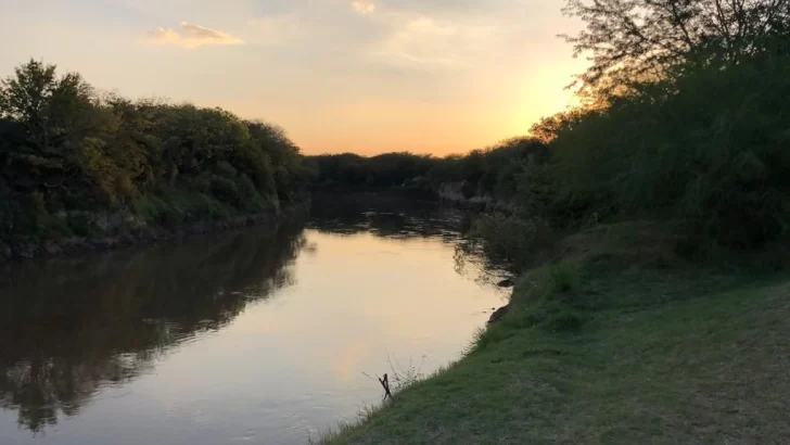 Desesperado rescate de un hombre bajo el puente del Carcarañá en Andino