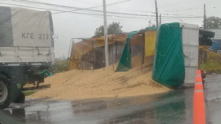 Precaución: Un camión volcó su acoplado sobre ruta 11 y hay demoras