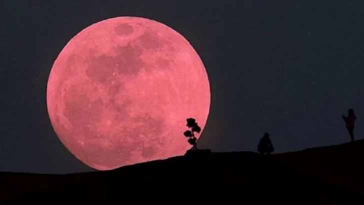 Ojos al cielo: Abril se despedirá con una espectacular superluna rosa