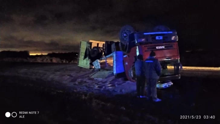 Un camionero de Oliveros protagonizó un vuelco en autopista