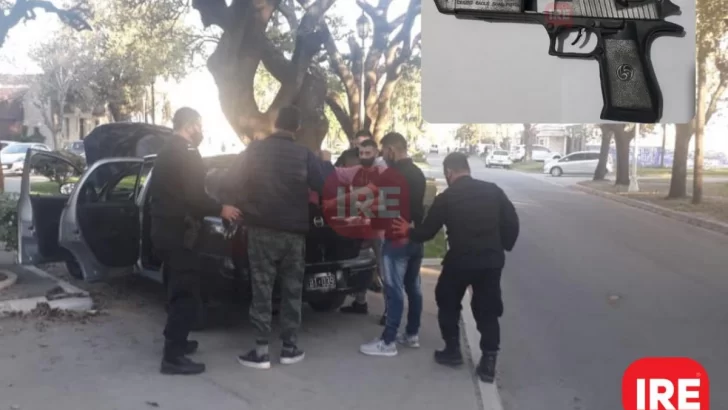 Detuvieron a cinco vendedores ambulantes que portaban un arma de juguete