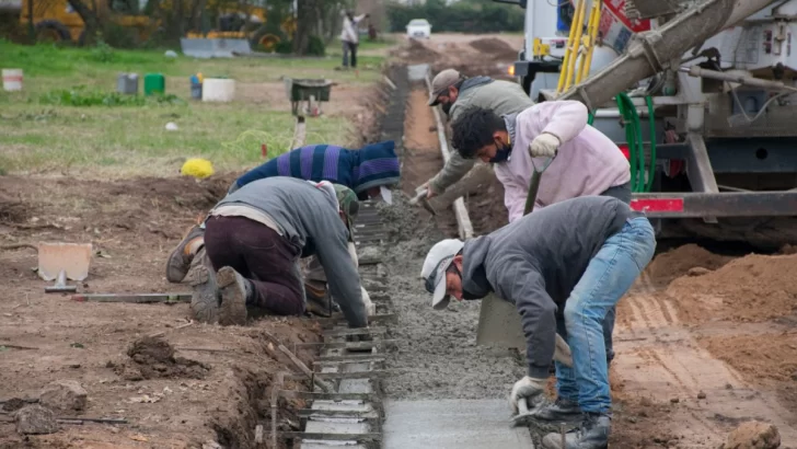 Timbúes suma asfalto, cordón cuneta y led sobre calle Italia