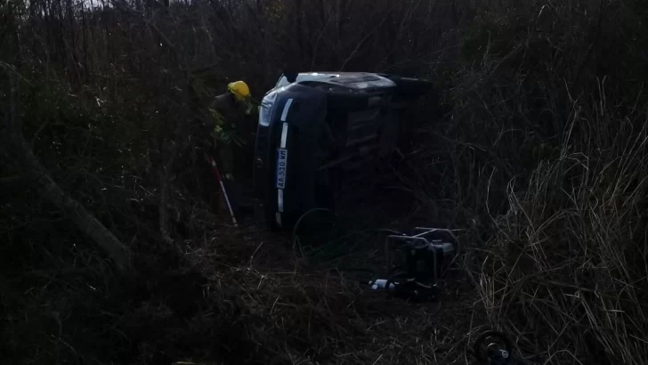 Bomberos de Barrancas rescataron a una pareja tras un fuerte vuelco en Ruta 11