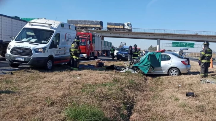 Fortísimo accidente en autopista: Un rosarino perdió la vida al chocar con un camión