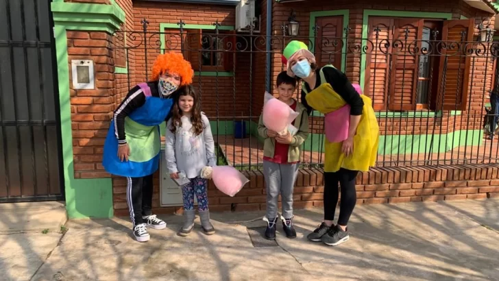 Una caravana de payasos sorprendió a los niños con obsequios en Monje y La Boca