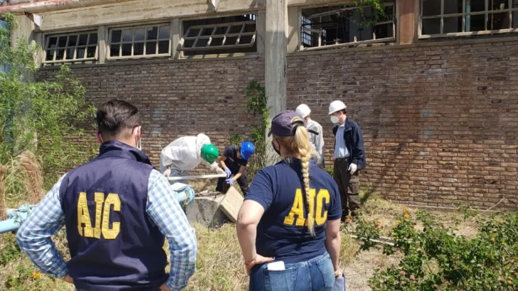 Tomaron muestras para determinar la contaminación en la Petroquímica de Bermúdez