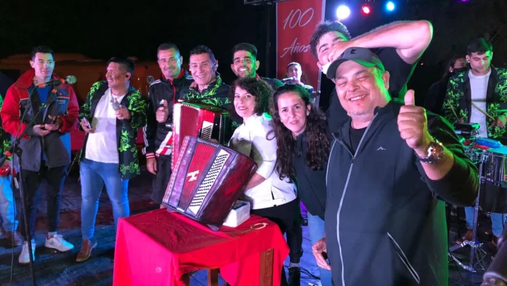 Una vecina de Maciel sorprendió a Los Lirios con una espectacular torta