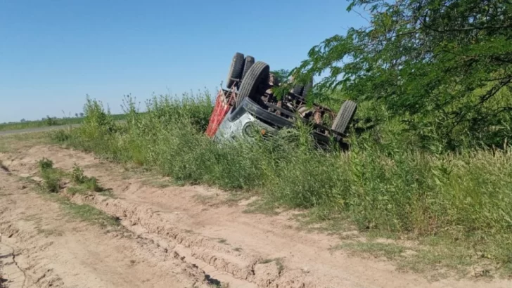 Un camionero volcó en un camino rural de Díaz: No hay heridos