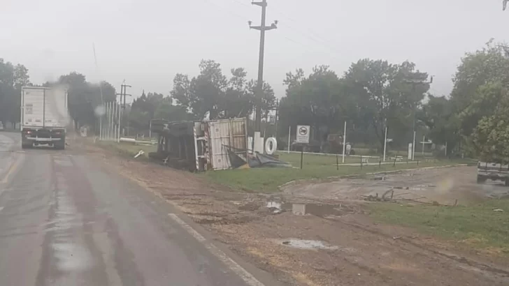 Un camión volcó en el ingreso a Serodino por una falla mecánica