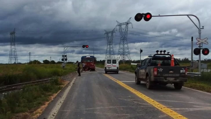 Un camión embistió a una camioneta y rompió la barrera del tren en Oliveros