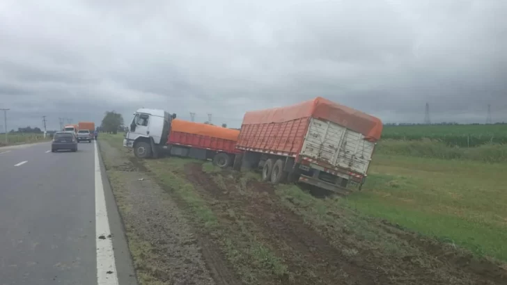 Un camión despistó y terminó sobre la banquina entre Andino y La Ribera