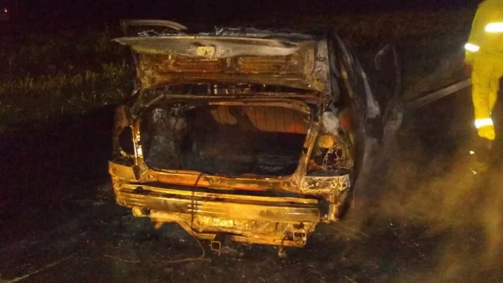 Un auto chocó y sufrió un incendio luego de reventar una cubierta