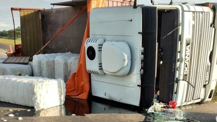 Un camionero herido tras un vuelco en autopista a la altura de Monje